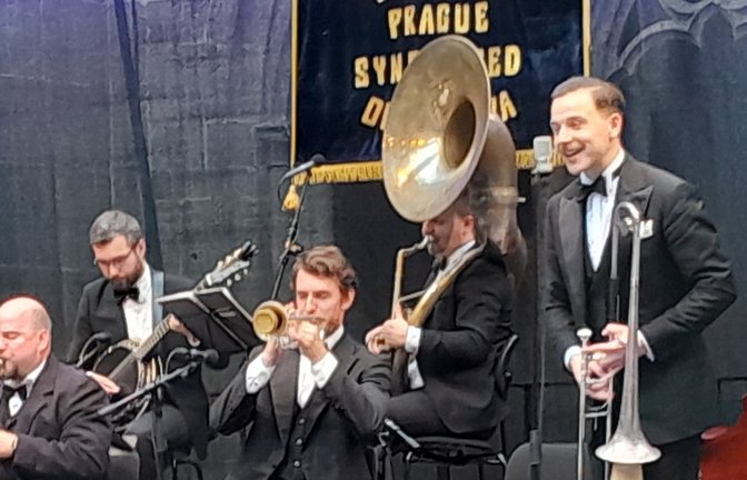 Matej Smid dankt mit sichtbarer Freude für den Applaus von Hunderten Gästen.