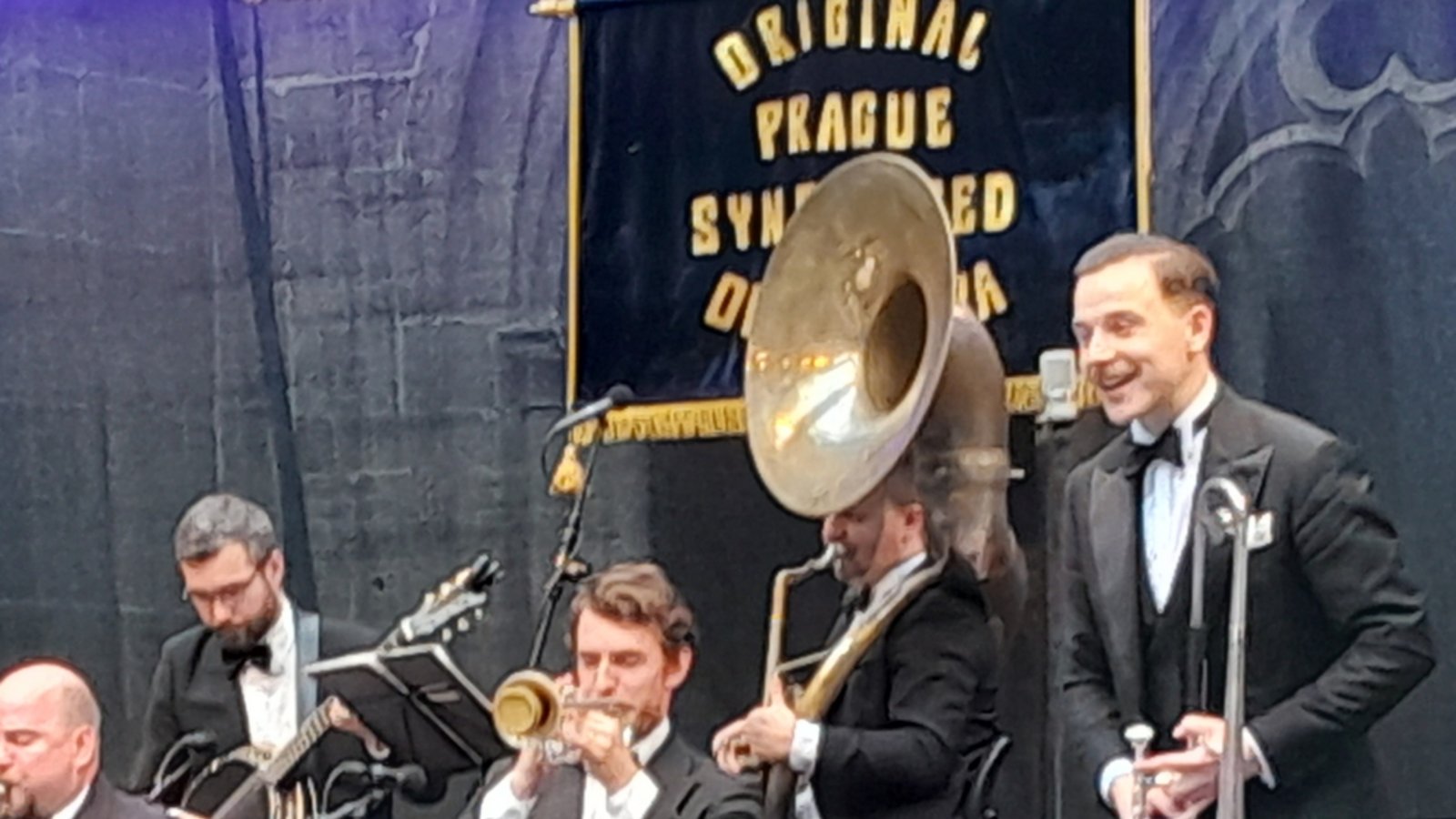 Matej Smid dankt mit sichtbarer Freude für den Applaus von Hunderten Gästen.
