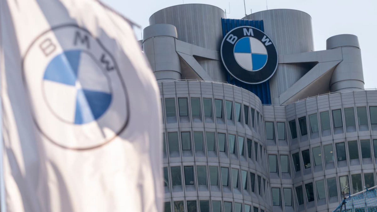 Fahnen mit dem BMW-Logo wehen vor der BMW-Firmenzentrale.  (zu dpa: «BMW-Gewinn bricht um mehr als ein Drittel ein»)Peter Kneffel/dpa