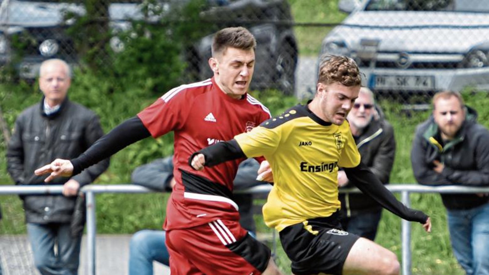 Matteo Kazenmaier (links) ist einer der jungen Wilden beim TSV Großglattbach Foto: Leitner
