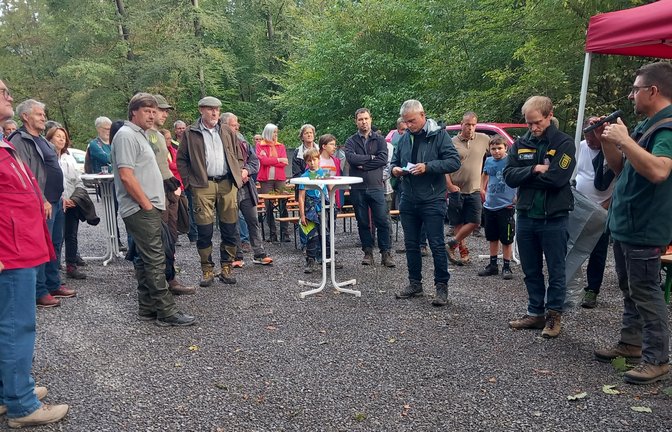 Groß war das Interesse am Waldbegang, zu dem die Stadt Sachsenheim und die Forstverwaltung eingeladen hatten.  <span class='image-autor'>Foto: Glemser</span>