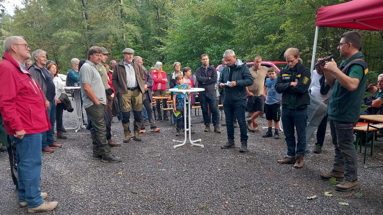 Groß war das Interesse am Waldbegang, zu dem die Stadt Sachsenheim und die Forstverwaltung eingeladen hatten. Foto: Glemser Groß war das Interesse am Waldbegang, zu dem die Stadt Sachsenheim und die Forstverwaltung eingeladen hatten. Foto: Glemser