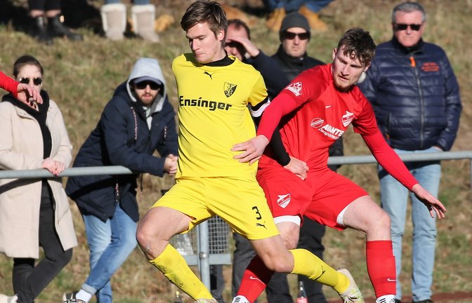 Der SV Horrheim mit Joshua Krone (rechts) hat in Ensingen nicht so recht Zugriff aufs Spiel gefunden, doch morgen beim SV Illingen II sollen unbedingt die drei Punkte her. <span class='image-autor'>Foto: Küppers</span>