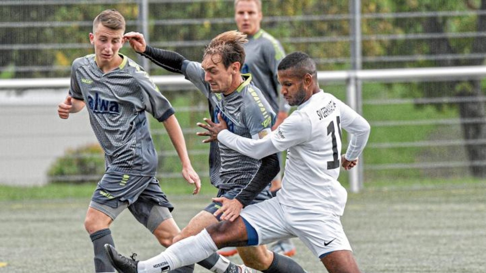 Jonas Neuffer und Mario Dierolf (von links) haben mit Hohenhaslach/Freudental einen 2:1-Sieg geholt, auch wenn Bietigheims Ardruis Jose Torres Alcantara hier vollen Einsatz zeigt. Foto: Leitner Jonas Neuffer und Mario Dierolf (von links) haben mit Hohenhaslach/Freudental einen 2:1-Sieg geholt, auch wenn Bietigheims Ardruis Jose Torres Alcantara hier vollen Einsatz zeigt. Foto: Leitner