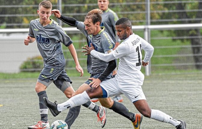 Jonas Neuffer und Mario Dierolf (von links) haben mit Hohenhaslach/Freudental einen 2:1-Sieg geholt, auch wenn Bietigheims Ardruis Jose Torres Alcantara hier vollen Einsatz zeigt. Foto: Leitner