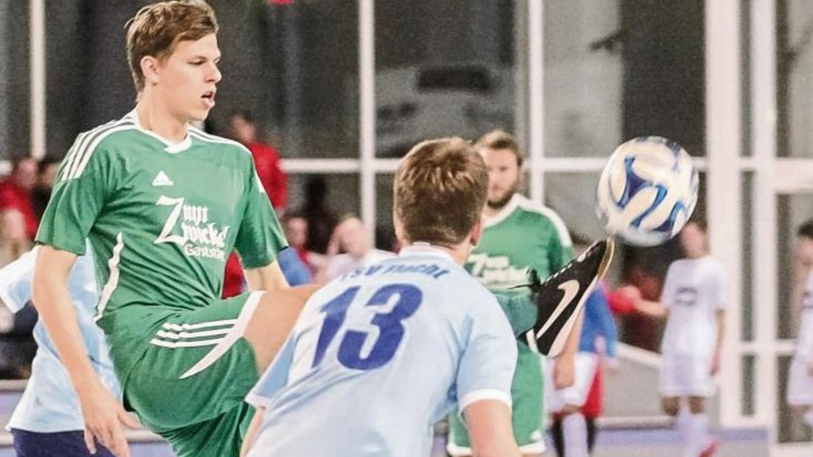 Joshua Strasser (links) hat mit dem SV Iptingen gegen den TSV Flacht II im Gruppenspiel ein Remis geholt, das zweite Aufeinandertreffen im kleinen Finale aber mit 3:1 gewonnen. Foto: Simecek Joshua Strasser (links) hat mit dem SV Iptingen gegen den TSV Flacht II im Gruppenspiel ein Remis geholt, das zweite Aufeinandertreffen im kleinen Finale aber mit 3:1 gewonnen. Foto: Simecek