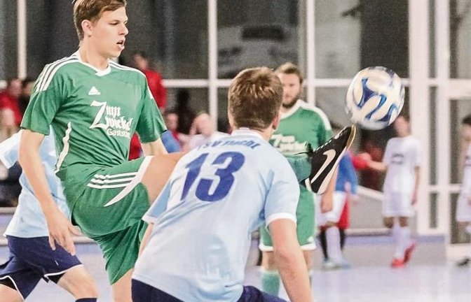 Joshua Strasser (links) hat mit dem SV Iptingen gegen den TSV Flacht II im Gruppenspiel ein Remis geholt, das zweite Aufeinandertreffen im kleinen Finale aber mit 3:1 gewonnen. Foto: Simecek
