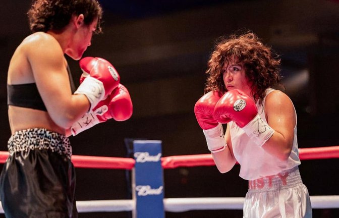 Boxt sich durch: Sydney Sweeney als Christy Martin (rechts) mit Katy O'Brian als Lisa Holewyne in „That's Why This Lady Is A Champ“.<span class='image-autor'>Tobis Film</span>