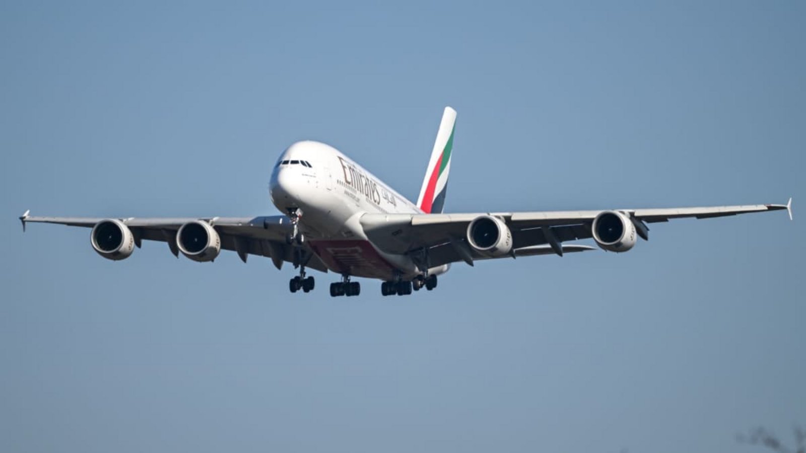 Ein Airbus A380 der Emirates-Airline im Landeanflug (Symbolbild).Florian Wiegand/dpa