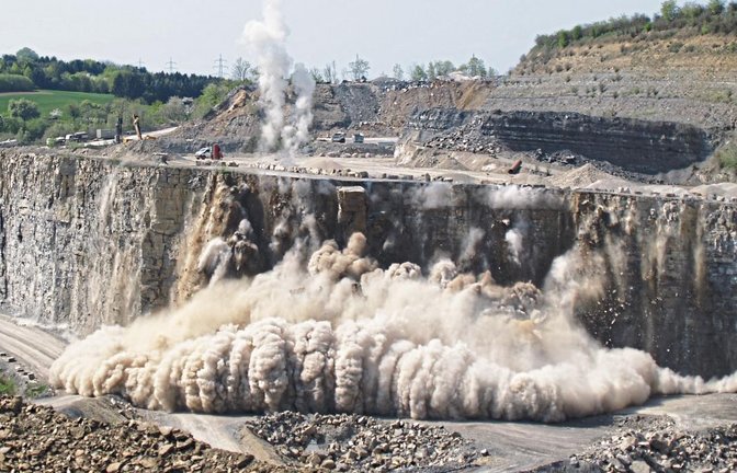 12 000 Tonnen Gestein kommen bei der Sprengung zu Fall.  Fotos: Filitz