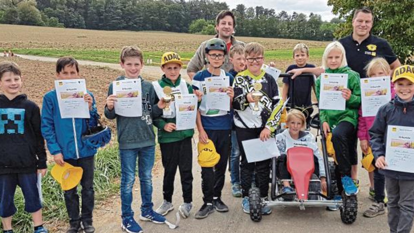 Urkunden und Pokale gab es für die jungen Rennsportler. Foto: p Urkunden und Pokale gab es für die jungen Rennsportler. Foto: p