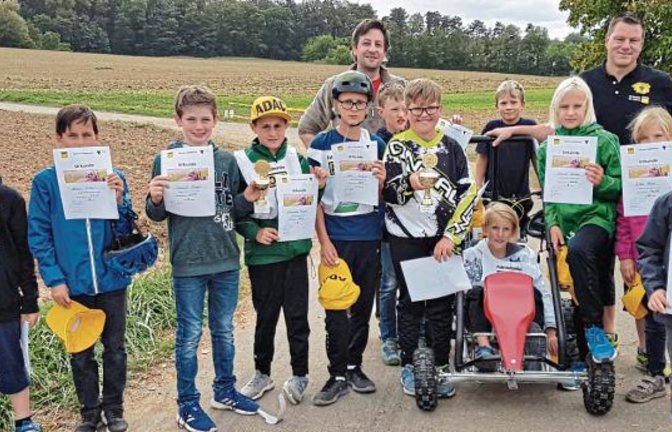 Urkunden und Pokale gab es für die jungen Rennsportler.  Foto: p