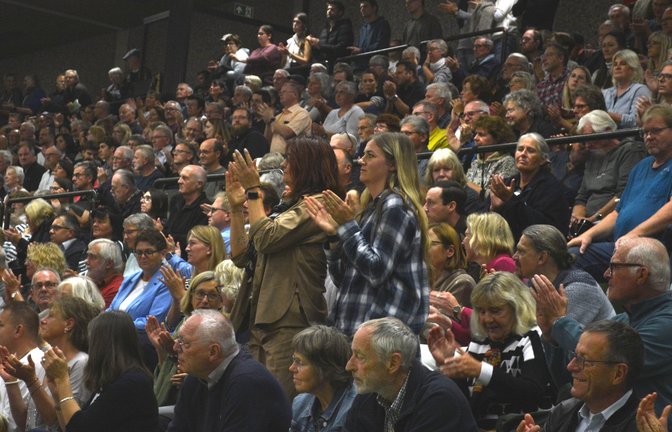 Das Interesse ist groß: Etwa 800 Besucher kommen zur Vorstellungsrunde in die Enztalsporthalle  <span class='image-autor'>Fotos: Stahlfeld</span>