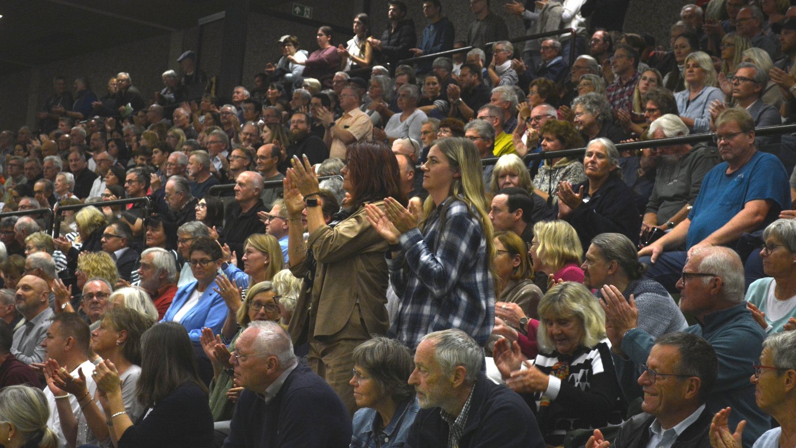 Das Interesse ist groß: Etwa 800 Besucher kommen zur Vorstellungsrunde in die Enztalsporthalle  Fotos: Stahlfeld
