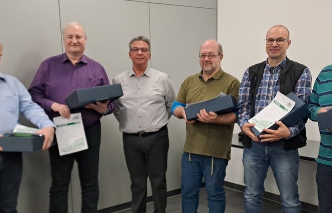 Rüdiger Szameitat (3. von lins) ehrt (von links) Rudi Mayer, Jens Kupper, Michael Illi, Stefan Laudien und Arno Brunsch für ihre langjährige Mitgliedschaft. <span class='image-autor'>Foto: p</span>
