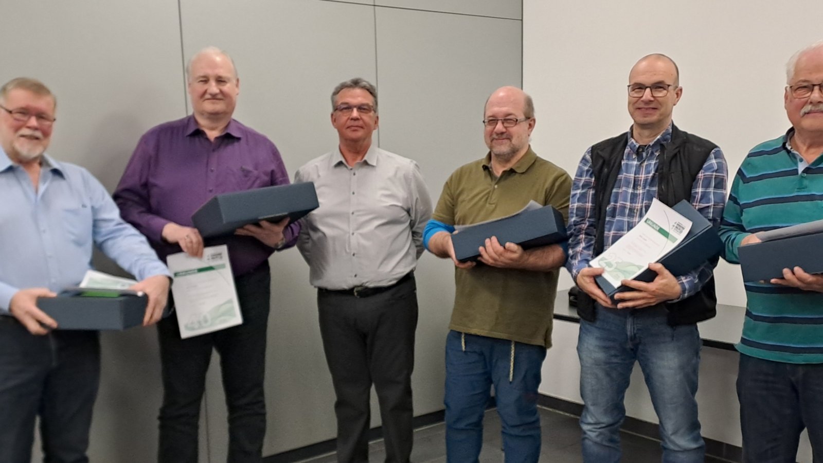 Rüdiger Szameitat (3. von lins) ehrt (von links) Rudi Mayer, Jens Kupper, Michael Illi, Stefan Laudien und Arno Brunsch für ihre langjährige Mitgliedschaft. Foto: p Rüdiger Szameitat (3. von lins) ehrt (von links) Rudi Mayer, Jens Kupper, Michael Illi, Stefan Laudien und Arno Brunsch für ihre langjährige Mitgliedschaft. Foto: p
