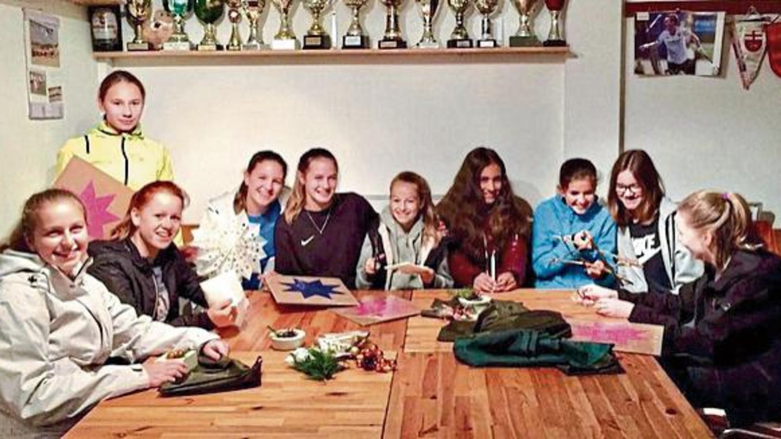 Die Jugend des Hockeyvereins Club an der Enz stimmt sich beim weihnachtlichen Verpacken der kreativen Werke auf die Teilnahme am Weihnachtsmarkt in Vaihingen am 1. Dezember ein. Neben Papiersternen, Betoniertem und Drahtengel können sich die Besucher des Weihnachtsmarktes kulinarisch auf Pizzabrötchen (auch vegetarisch), Glühwein und Punsch freuen. Foto: p