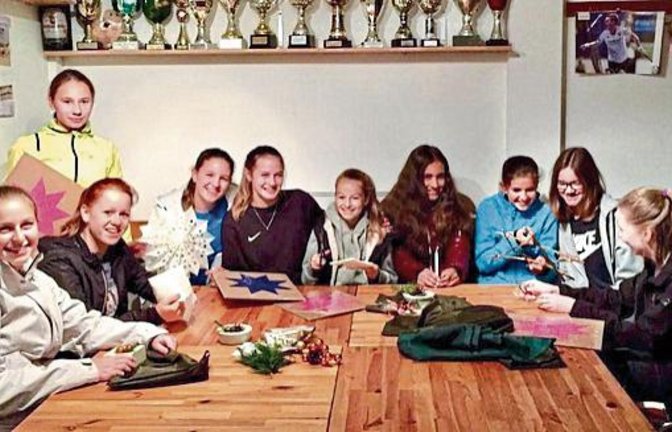 Die Jugend des Hockeyvereins Club an der Enz stimmt sich beim weihnachtlichen Verpacken der kreativen Werke auf die Teilnahme am Weihnachtsmarkt in Vaihingen am 1. Dezember ein. Neben Papiersternen, Betoniertem und Drahtengel können sich die Besucher des Weihnachtsmarktes kulinarisch auf Pizzabrötchen (auch vegetarisch), Glühwein und Punsch freuen. Foto: p