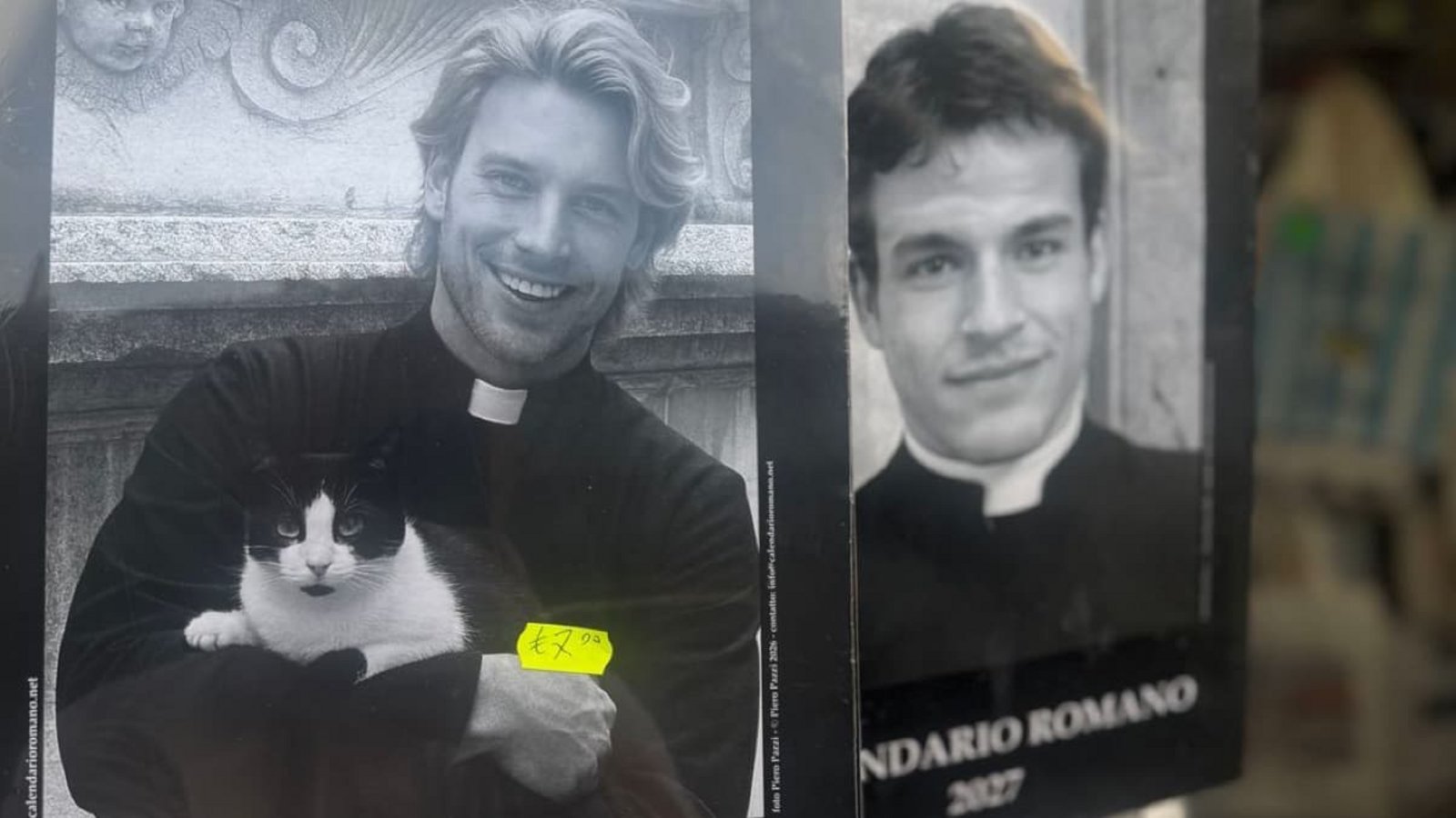 Vom „Calendario Romano“ - einem Kalender mit nicht unbedingt echten Priestern - lächelt erstmals ein neuer Mann mit Katze auf dem Arm.Christoph Sator/dpa
