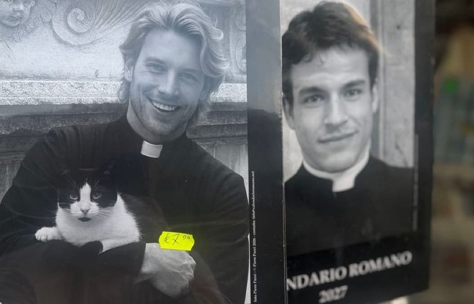 Vom „Calendario Romano“ - einem Kalender mit nicht unbedingt echten Priestern - lächelt erstmals ein neuer Mann mit Katze auf dem Arm.<span class='image-autor'>Christoph Sator/dpa</span>