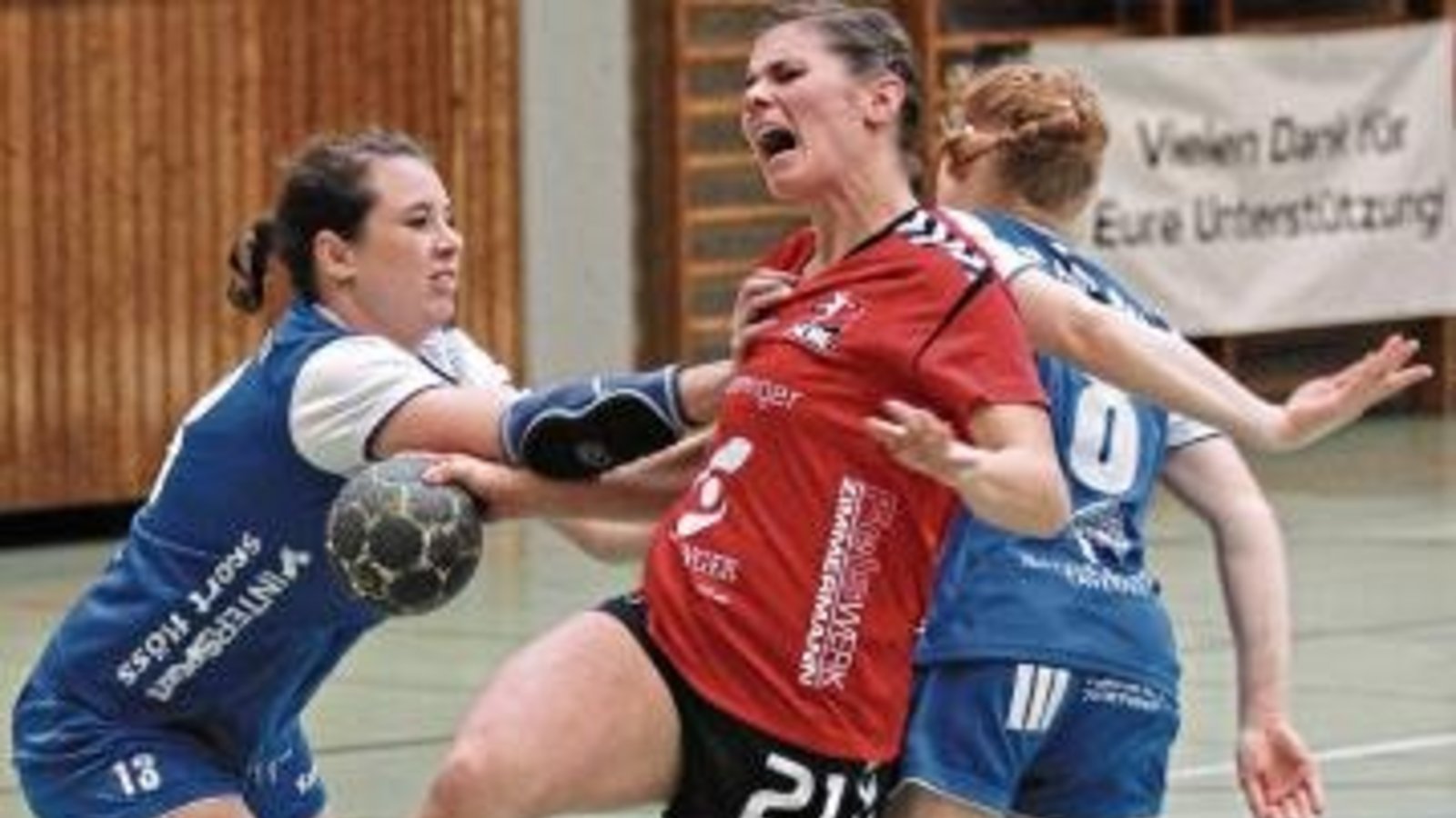 Daniela Socke (Mitte) vom HC Metter-Enz hat mit ihrer Schnelligkeit immer wieder in die Lücken gestoßen und war oft nur mit unfairen Mitteln zu stoppen. Foto: Nachreiner Daniela Socke (Mitte) vom HC Metter-Enz hat mit ihrer Schnelligkeit immer wieder in die Lücken gestoßen und war oft nur mit unfairen Mitteln zu stoppen. Foto: Nachreiner