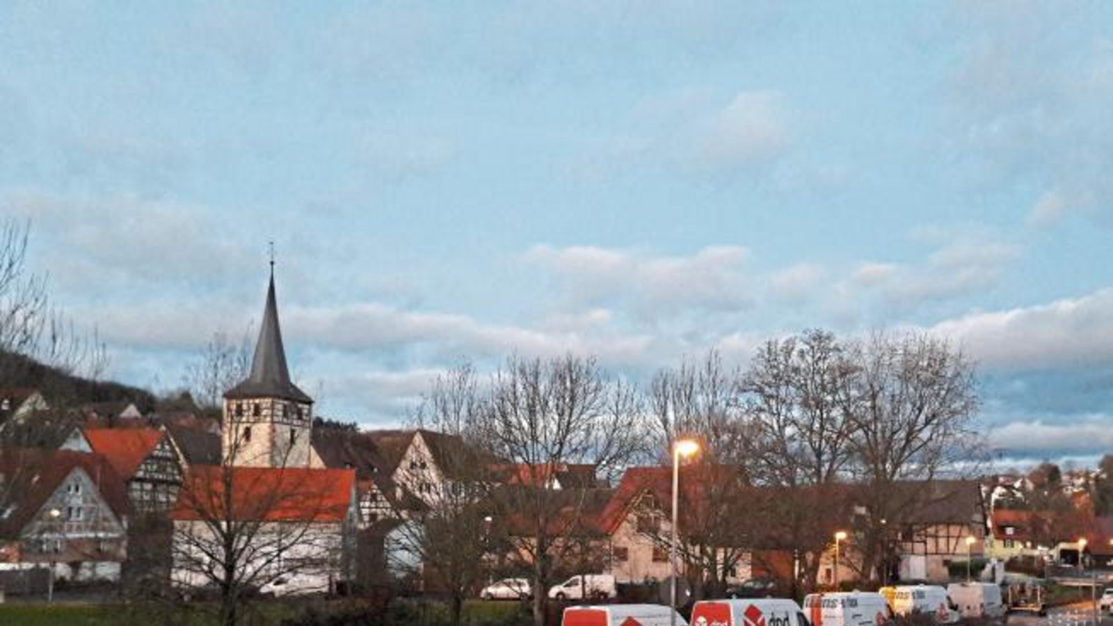 Moderne morgendliche Sonntags-Dorfidylle in Aurich – mit Lieferwagen.  Foto: Rücker