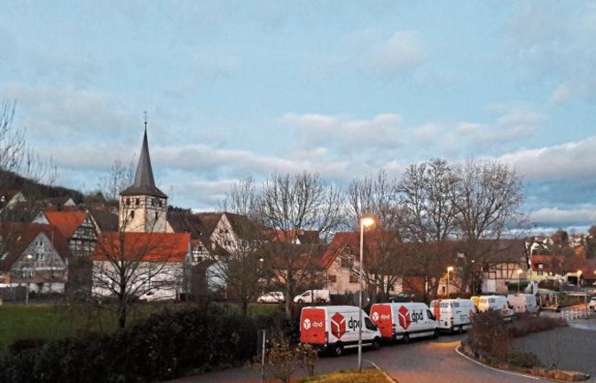 Moderne morgendliche Sonntags-Dorfidylle in Aurich – mit Lieferwagen.  Foto: Rücker