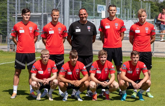 Elidon Qenaj (stehend Zweiter von rechts) ist einer von acht Zugängen beim Fußball-Zweitligisten 1. FC Heidenheim. <span class='image-autor'>Foto: Eibner</span>