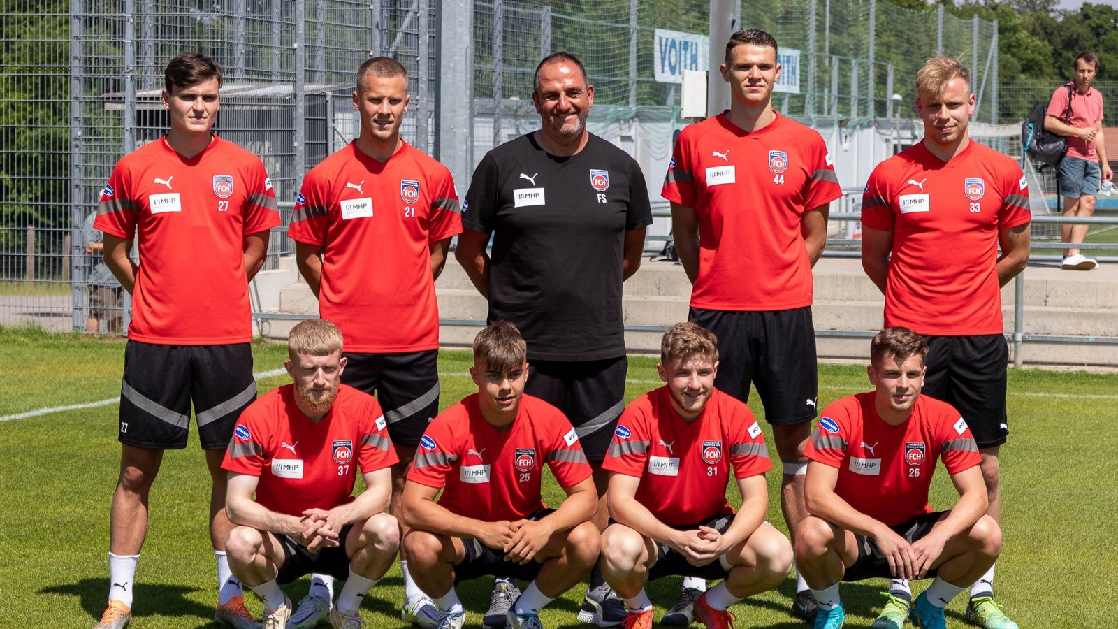 Elidon Qenaj (stehend Zweiter von rechts) ist einer von acht Zugängen beim Fußball-Zweitligisten 1. FC Heidenheim. Foto: Eibner