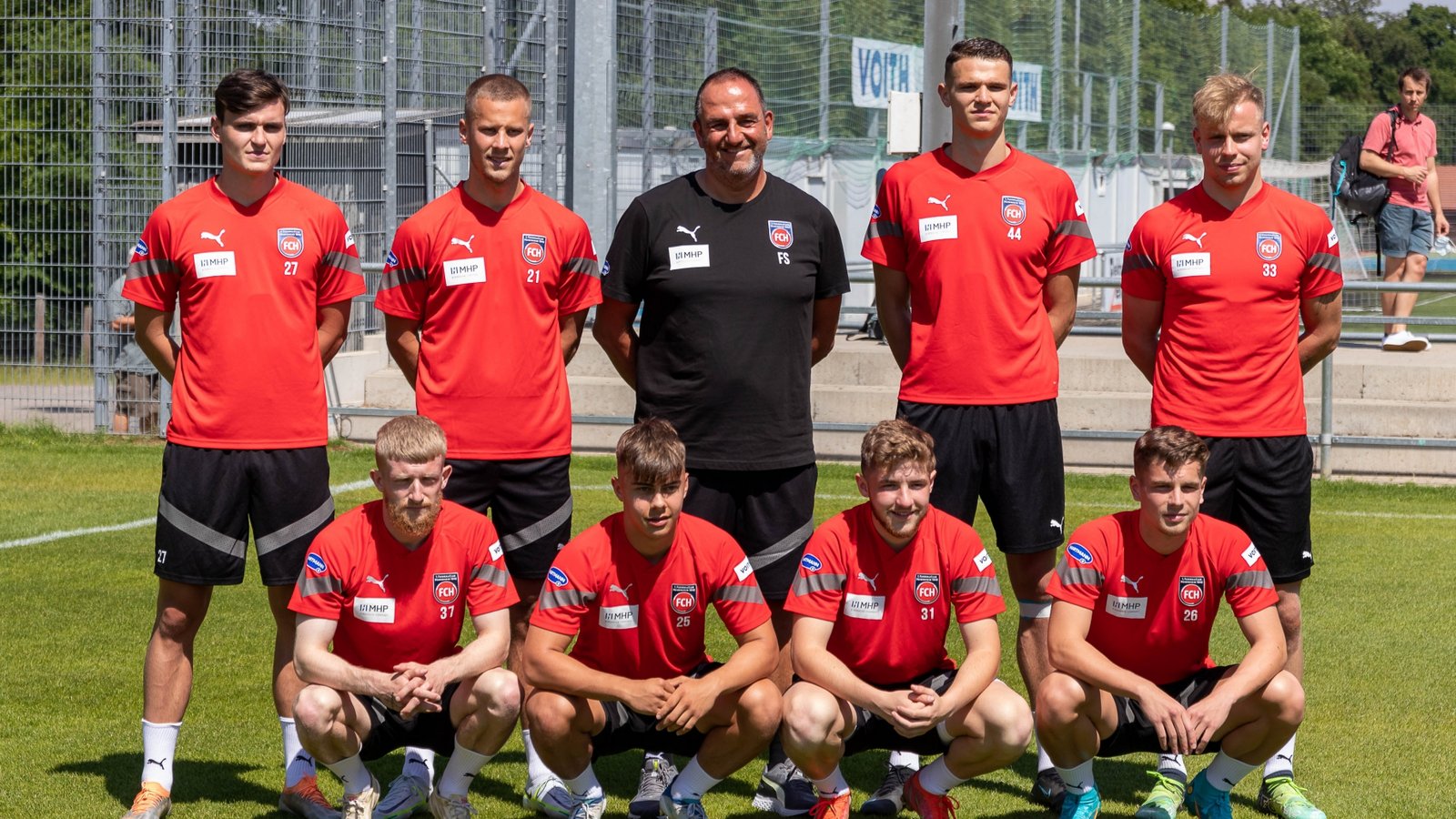 Elidon Qenaj (stehend Zweiter von rechts) ist einer von acht Zugängen beim Fußball-Zweitligisten 1. FC Heidenheim. Foto: Eibner Elidon Qenaj (stehend Zweiter von rechts) ist einer von acht Zugängen beim Fußball-Zweitligisten 1. FC Heidenheim. Foto: Eibner