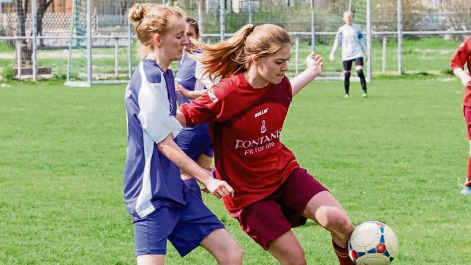 Jana Müller (SCH) schirmt den Ball gegen die Roßwagerin Moira Lischka ab. Foto: Simecek Jana Müller (SCH) schirmt den Ball gegen die Roßwagerin Moira Lischka ab. Foto: Simecek