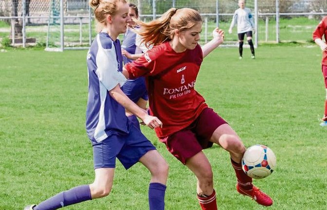 Jana Müller (SCH) schirmt den Ball gegen die Roßwagerin Moira Lischka ab. Foto: Simecek