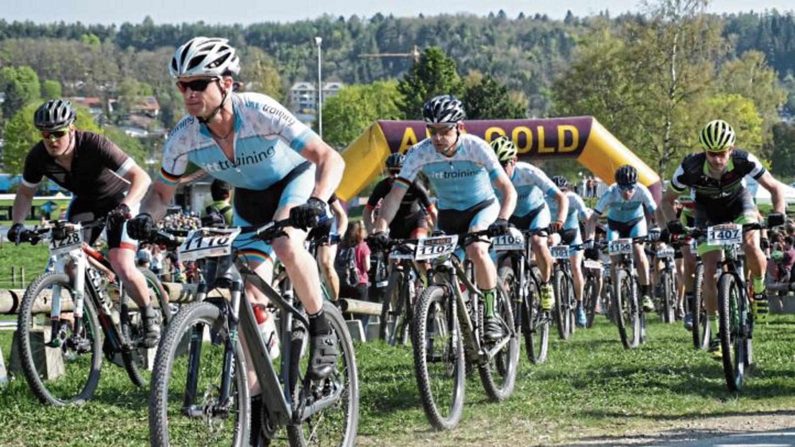 Beim Start noch eng beisammen: die Fahrer des Teams Witttraining (von links) Stefan Bäuerle, Dirk Hentschel, Jens Böhmig, Bernd Kirchenmaier und (verdeckt hinten) Patrick Krauth Foto: privat