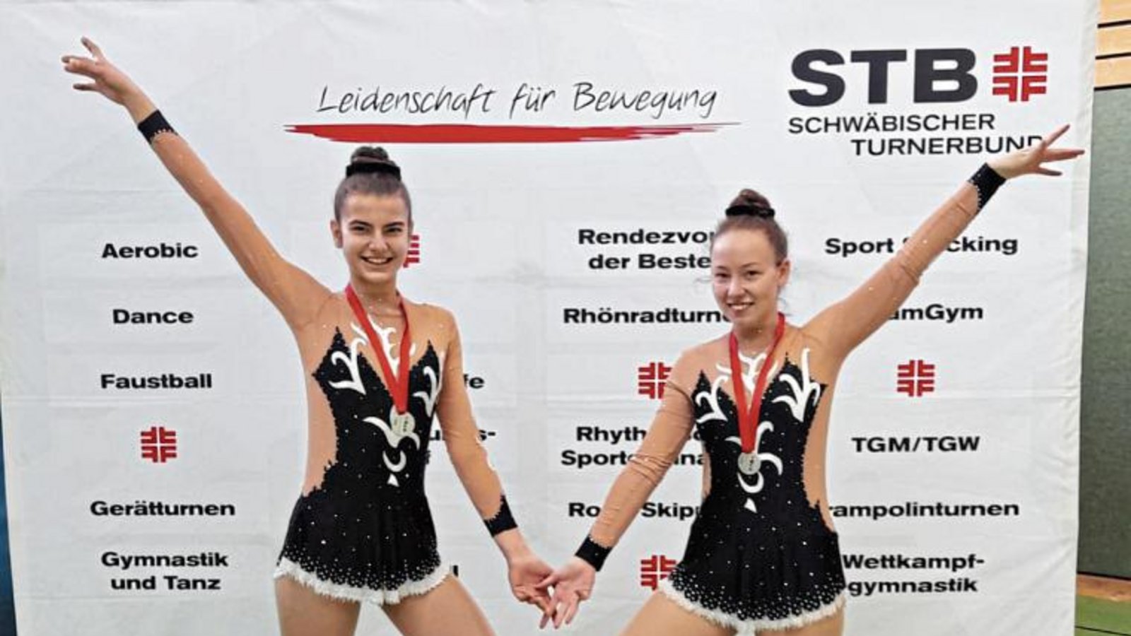 Anja Rau und Ramona Wagner (von links) jubeln über Platz zwei in ihrer Klasse. Foto: privat