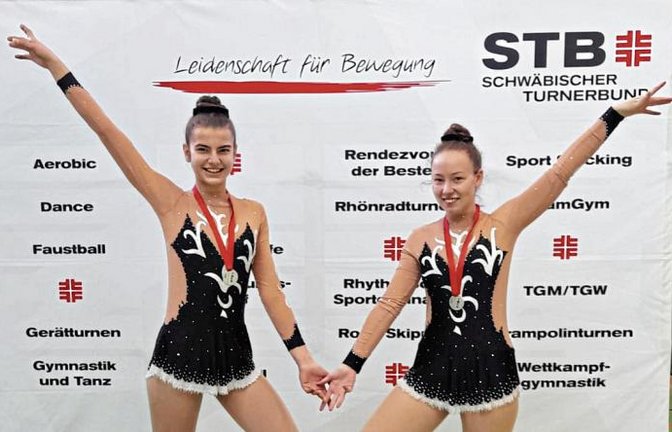 Anja Rau und Ramona Wagner (von links) jubeln über Platz zwei in ihrer Klasse. Foto: privat