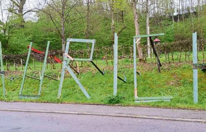 Handwerklich begabte Lokalpatrioten waren zum Tag der Arbeit richtig fleißig und machen am Rote-Rutsche-Spielplatz in Aurich klar: auch in Aurich ist Aurich. Foto: Behr