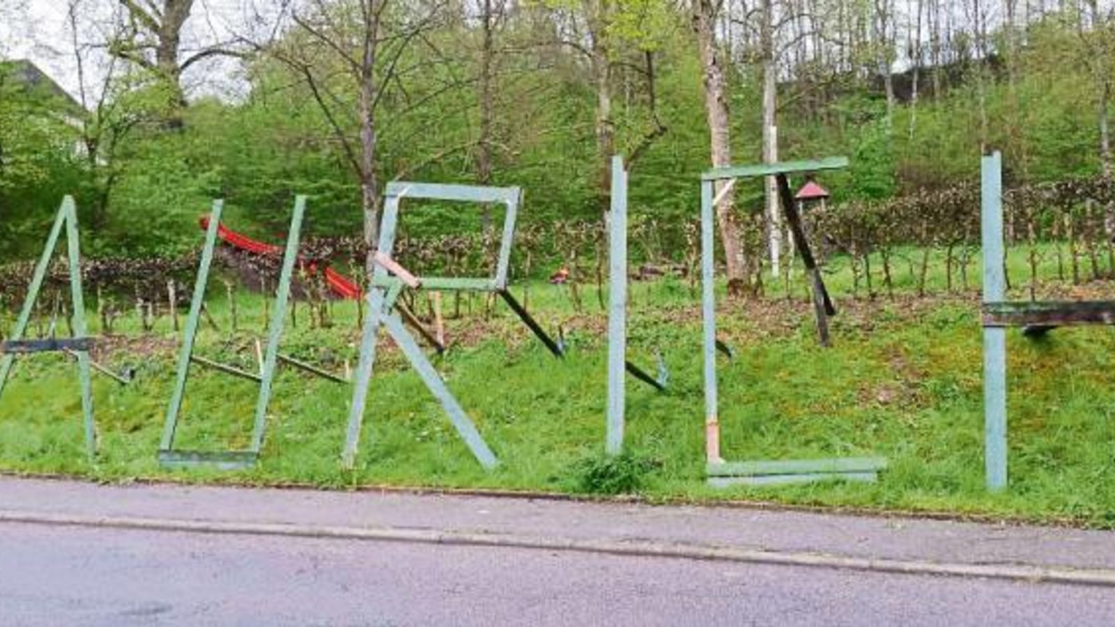 Handwerklich begabte Lokalpatrioten waren zum Tag der Arbeit richtig fleißig und machen am Rote-Rutsche-Spielplatz in Aurich klar: auch in Aurich ist Aurich. Foto: Behr Handwerklich begabte Lokalpatrioten waren zum Tag der Arbeit richtig fleißig und machen am Rote-Rutsche-Spielplatz in Aurich klar: auch in Aurich ist Aurich. Foto: Behr