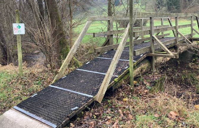 Gefahr für Fußgänger und Radfahrer: Die Holzbrücke ist derzeit nicht benutzbar.<span class='image-autor'>Hans-Peter Sieg</span>