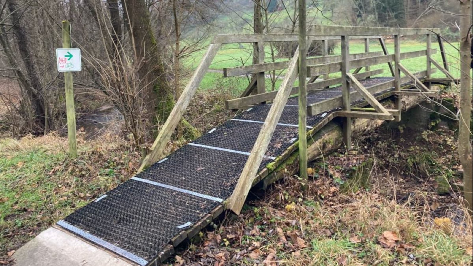Gefahr für Fußgänger und Radfahrer: Die Holzbrücke ist derzeit nicht benutzbar.Hans-Peter Sieg Gefahr für Fußgänger und Radfahrer: Die Holzbrücke ist derzeit nicht benutzbar.Hans-Peter Sieg