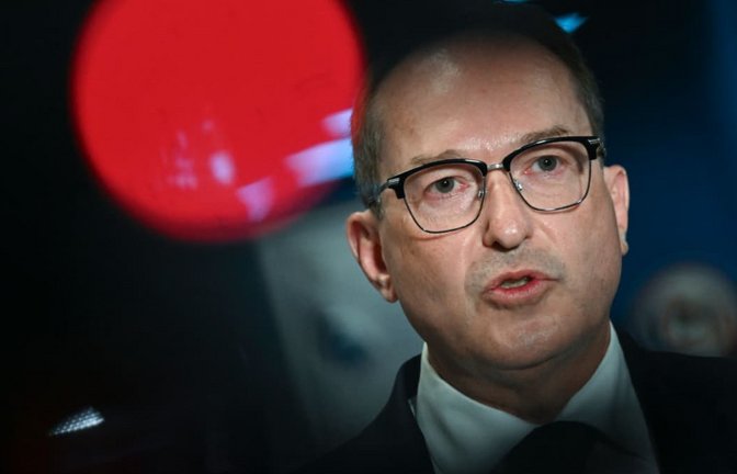 Alexander Dobrindt (CSU), Bundesinnenminister, spricht bei einer Pressekonferenz in einem Terminal des Flughafens Leipzig/Halle. (Archivbild=.<span class='image-autor'>Hendrik Schmidt/dpa</span>