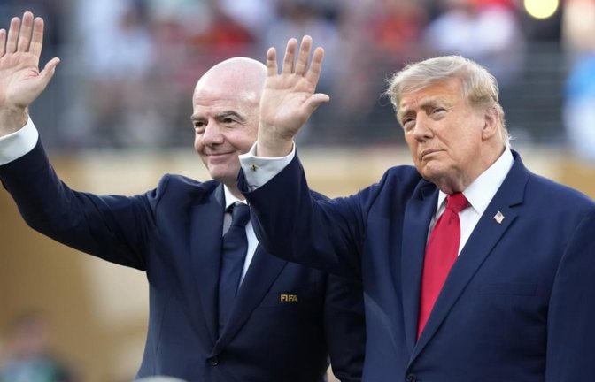 Hoffentlich auf Nimmerwiedersehen: FIFA-Präsident Gianni Infantino und US-Präsident Donald Trump hätten bestenfalls Nebenfiguren bei dieser WM sein sollen, beförderten sich selbst aber viel zu häufig in den Mittelpunkt.<span class='image-autor'>Kyodo News/actionpress</span>