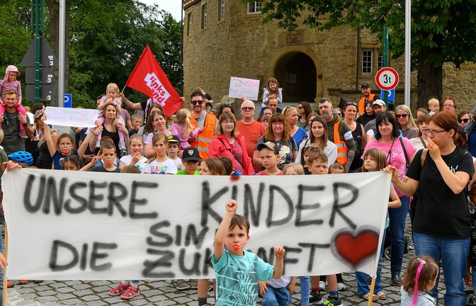 Im Mai hatten Eltern vom dem Sachsenheimer Rathaus unter anderem für niedrigere Kita-Gebühren demonstriert.  <span class='image-autor'>Foto: VKZ-Archiv/Kalb</span>