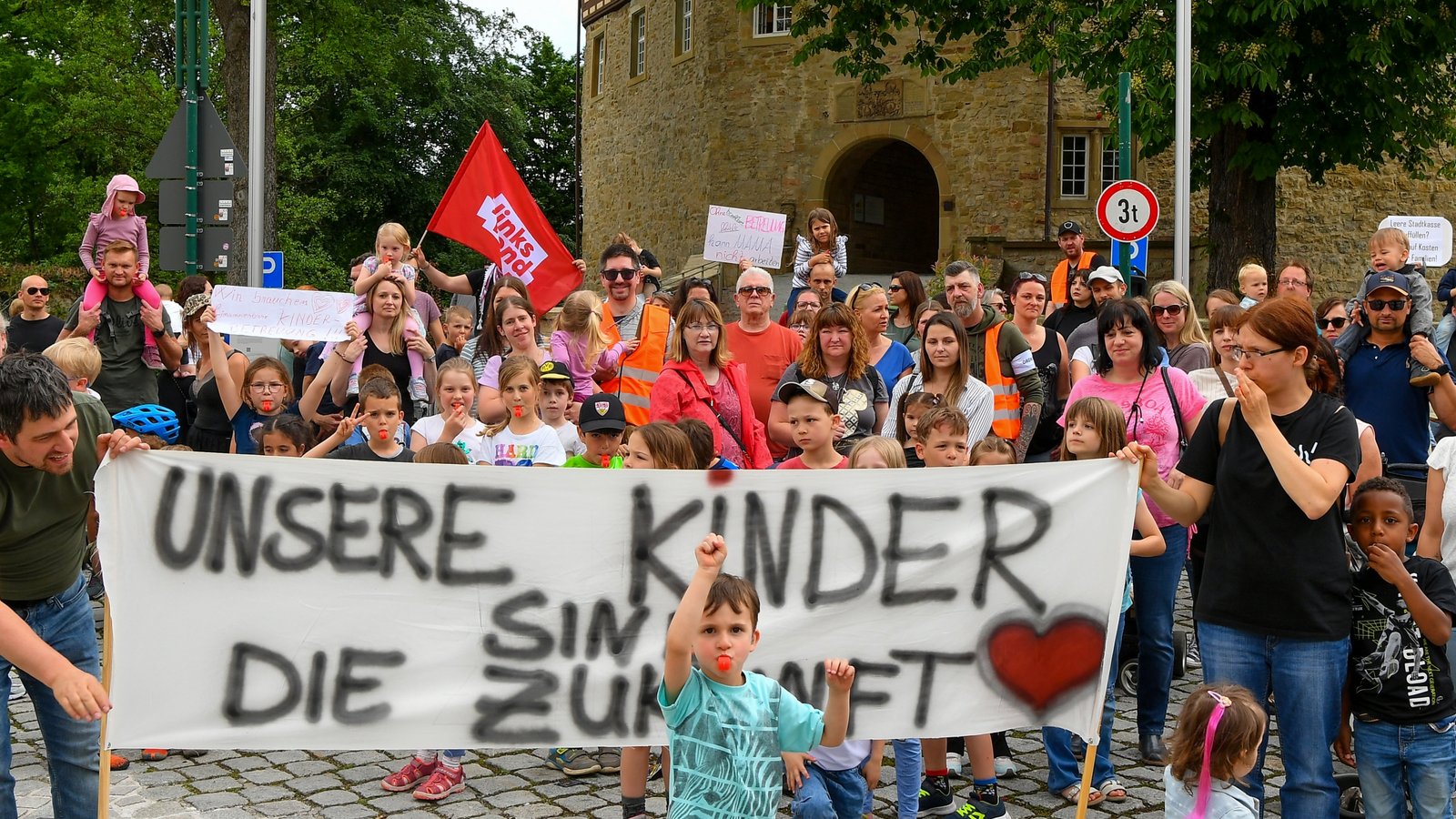 Im Mai hatten Eltern vom dem Sachsenheimer Rathaus unter anderem für niedrigere Kita-Gebühren demonstriert. Foto: VKZ-Archiv/Kalb Im Mai hatten Eltern vom dem Sachsenheimer Rathaus unter anderem für niedrigere Kita-Gebühren demonstriert. Foto: VKZ-Archiv/Kalb