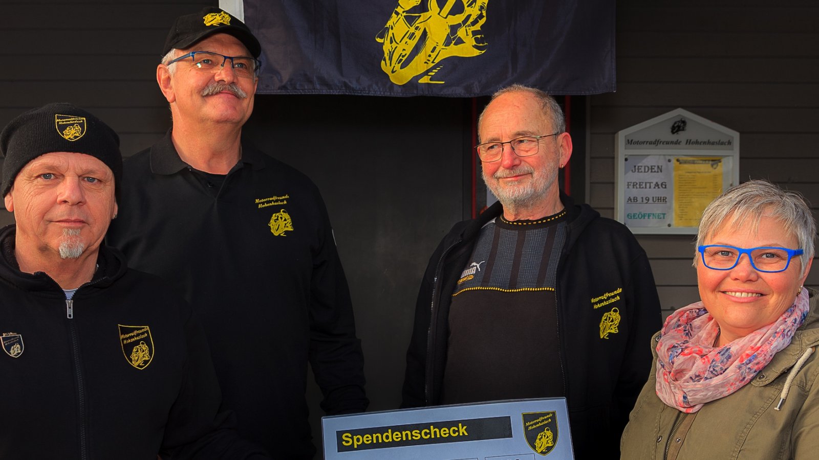 Ingolf Gröner (2. Vorsitzender der Motorradfreunde), Hans Wörner (Kassierer), Peter Urban (Organisator der Sammelaktion) und Bettina Mayer (Koordinatorin der ambulanten Hospizgruppe) – von links – bei der Übergabe der gesammelten Spendengelder. Foto: p Ingolf Gröner (2. Vorsitzender der Motorradfreunde), Hans Wörner (Kassierer), Peter Urban (Organisator der Sammelaktion) und Bettina Mayer (Koordinatorin der ambulanten Hospizgruppe) – von links – bei der Übergabe der gesammelten Spendengelder. Foto: p