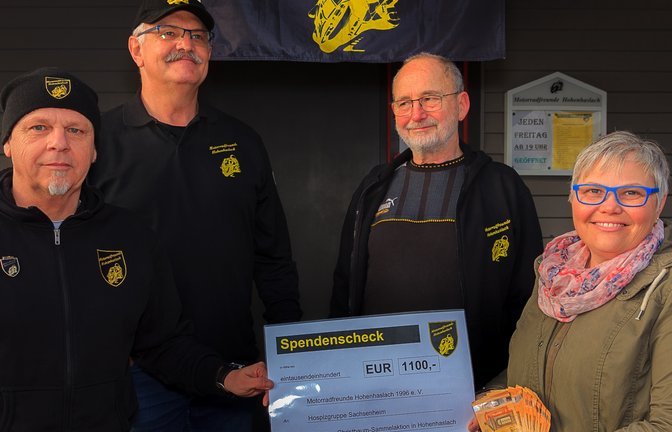 Ingolf Gröner (2. Vorsitzender der Motorradfreunde), Hans Wörner (Kassierer), Peter Urban (Organisator der Sammelaktion) und Bettina Mayer (Koordinatorin der ambulanten Hospizgruppe) – von links – bei der Übergabe der gesammelten Spendengelder. Foto: p