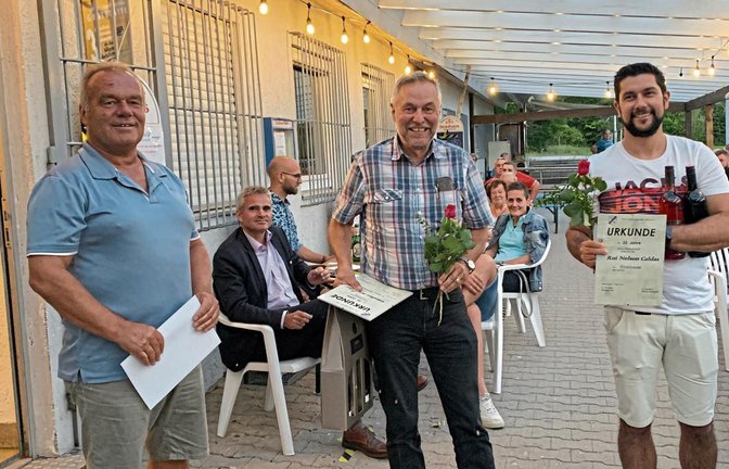 Reiner Schneider (von links) ehrt Günther Rudorfer und Nelson Caldas. Foto: p