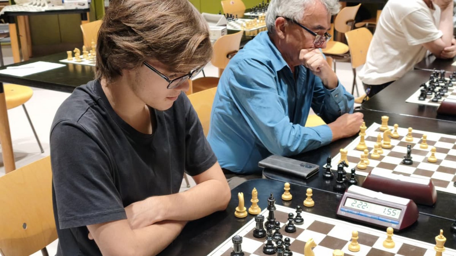 Titelverteidiger Markiyan Bodriyenko (links) gewann die erste Runde der neuen Saison.Schachfreunde