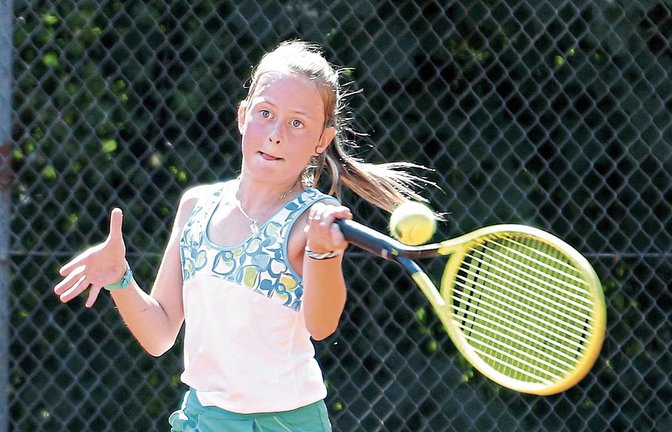 Als Gruppenzweite ins Halbfinale eingezogen: Julie Dettweiler gewinnt in der Vorrunde des zweiten Kids-Cup beim TSC Vaihingen ein Match und dann auch das Spiel um Platz drei. Fotos: Küppers