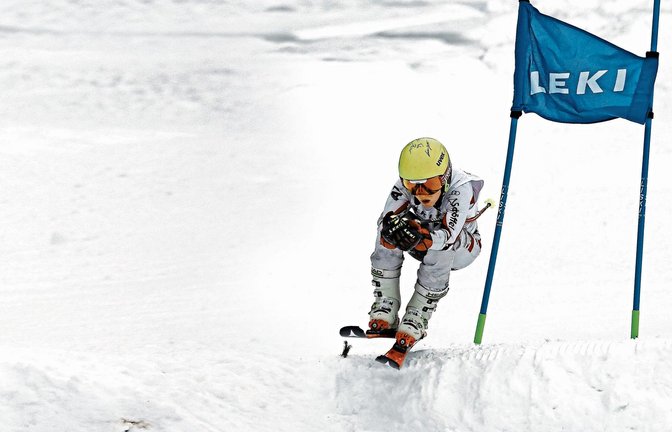 Auf der Ideallinie: Mit Schwung und Dynamik saust ein Nachwuchstalent die Piste hinunter. Der Schwäbische Ski-Verband vermeldet bei seinen Skitagen Rekordbeteiligung.  Fotos: StN (3), Rochau