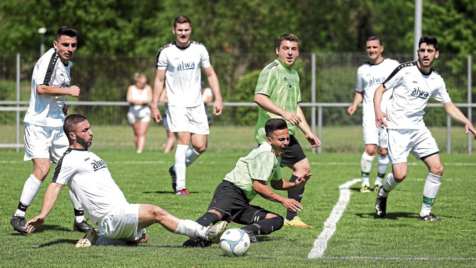 In der 18. Minute kommt es zum Kontakt zwischen Adrian Kuka (links) und Ismet Fornaro. Der Elfmeter führt zum 1:1, dem Walheim kurz vor der Pause einen Dreierpack folgen lässt. Foto: Küppers In der 18. Minute kommt es zum Kontakt zwischen Adrian Kuka (links) und Ismet Fornaro. Der Elfmeter führt zum 1:1, dem Walheim kurz vor der Pause einen Dreierpack folgen lässt. Foto: Küppers